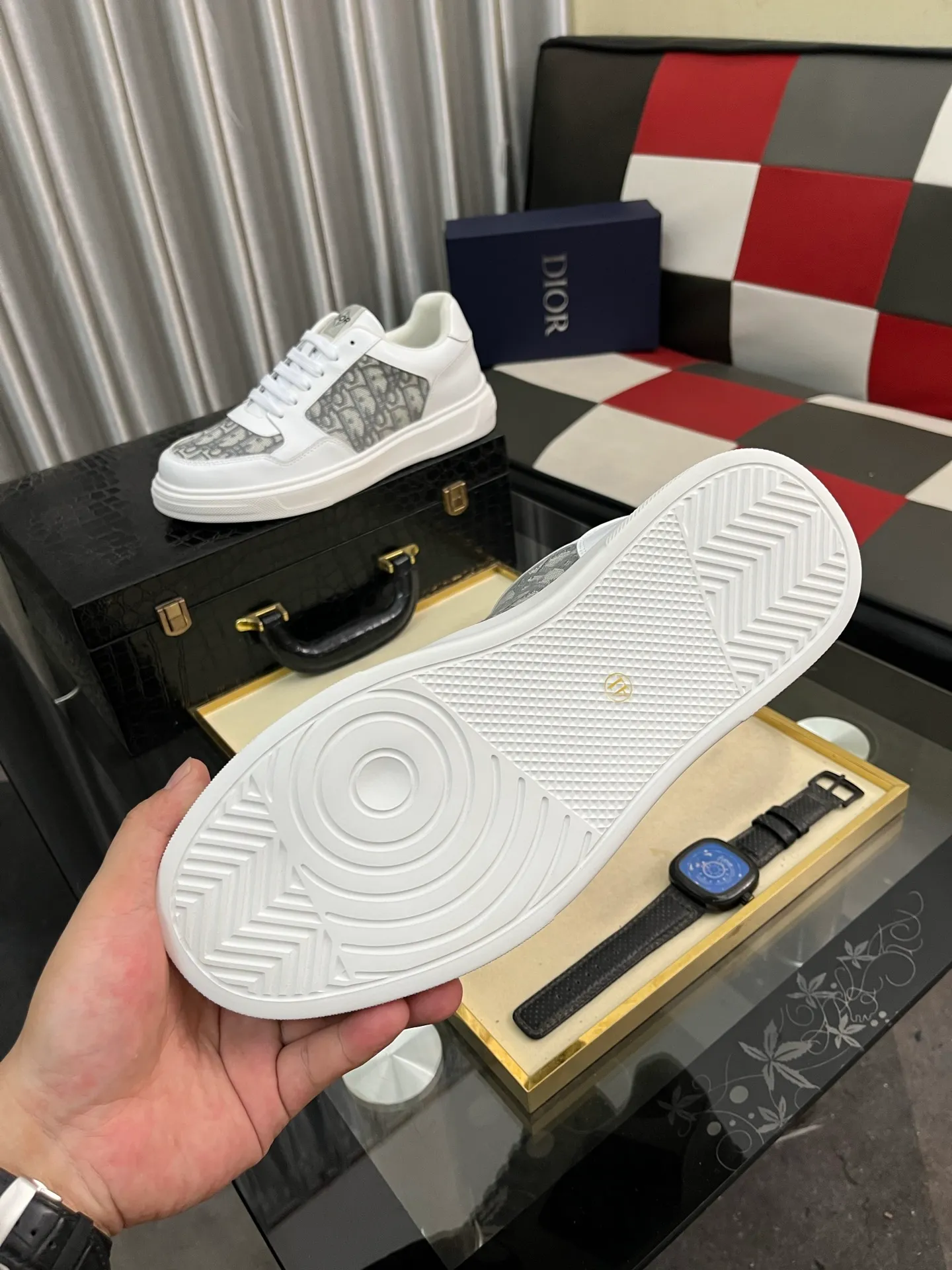 Men's men's shoes 💰420⌚️⌚️Dior unique modern style sneakers. Counter purchasing 🏃casual leather shoes😍😍 original cowhide leather imported from Italy (refuses to discolor and grind feet) soles: original soles specially provided by the original factory, super cool 😍breathable when walking 👍 style design ⚠️ super comfortable and wear-resistant original soles. Just like shooting the real thing 🎬The real thing is better Code number: 38-442️⃣Colors available